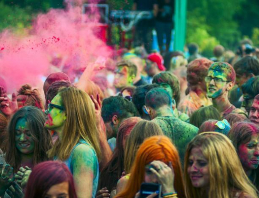 В День молодежи волжан пригласили запачкать улицы города яркими красками «Холи"