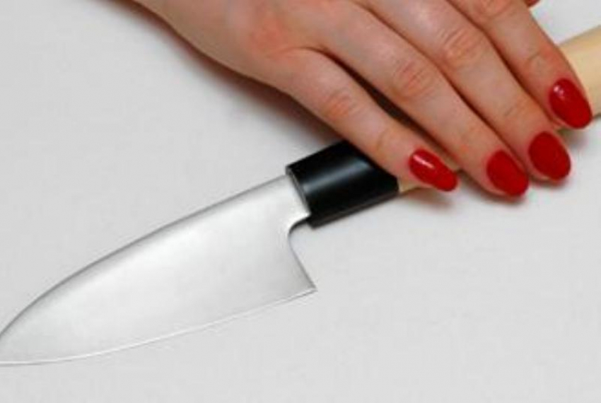 Волжанка ударила супруга ножом из-за того, что он пропил всю зарплату 