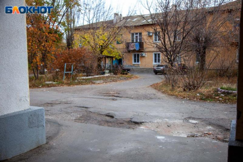 На единицу оценили дороги во дворах жители Волжского
