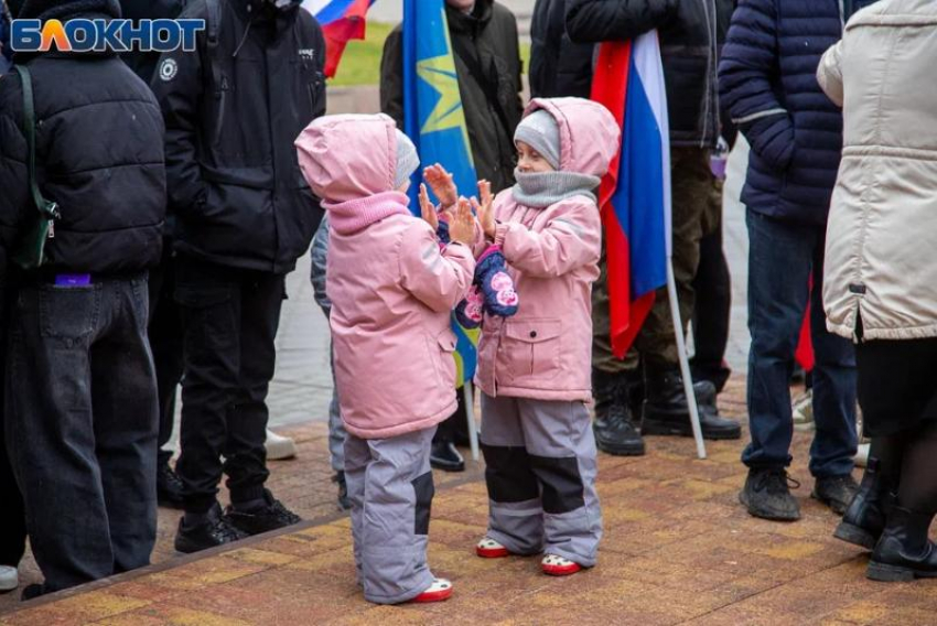 150-килограммовая рекламная конструкция обрушилась на ребенка в ТЦ Волгограда