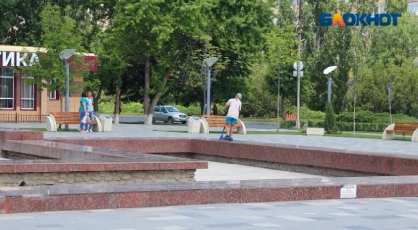 В Волжском начали ремонт фонтана на площади Танича