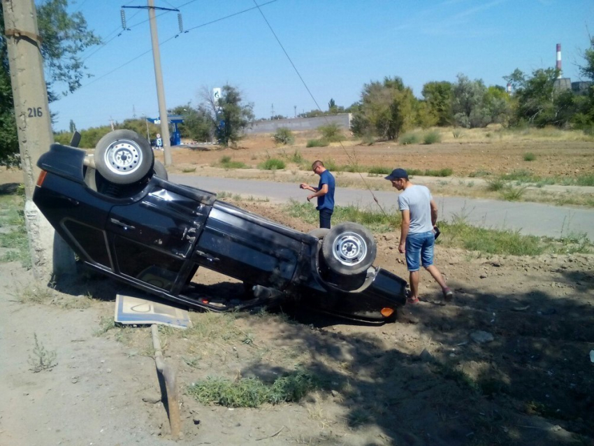 На юге Волгограда ВАЗ улетел в кювет и перевернулся