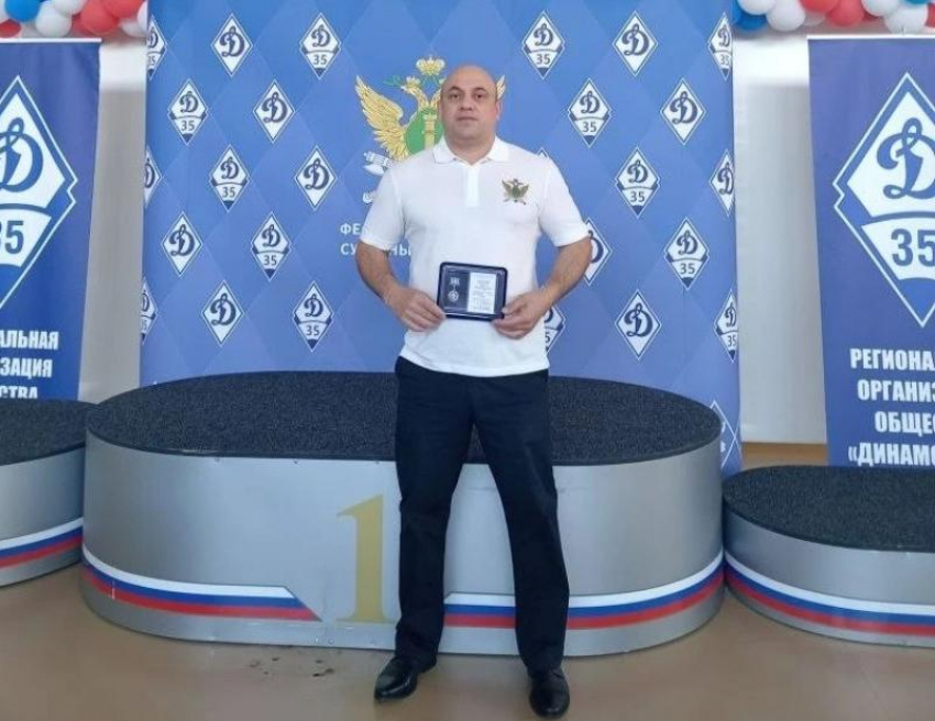 Судебный пристав из Волжского получил высокую награду за вклад в развитие служебного спорта