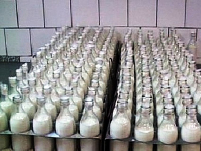 Детей малоимущих семей Волжского лишили бесплатного молока