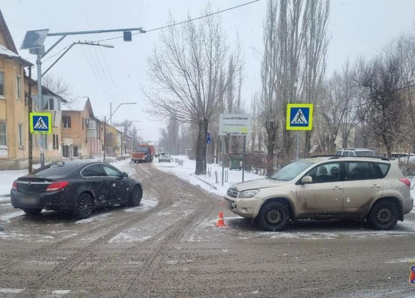 Женщина пострадала в столкновении авто в Волжском