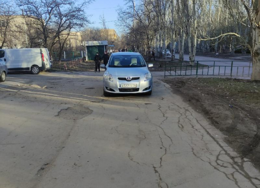 В Волжском водитель припарковал авто на тротуаре рядом с зданием судебных приставов