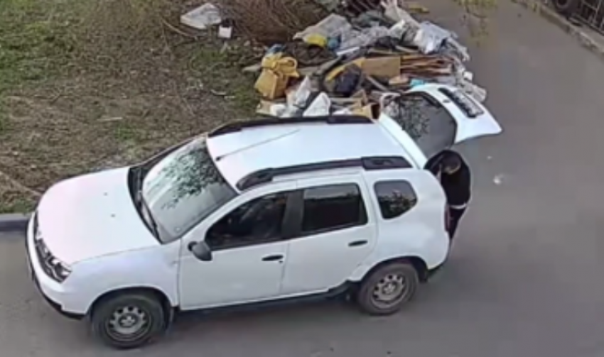 Волжан пристыдили за свалку мусора по записям с камер