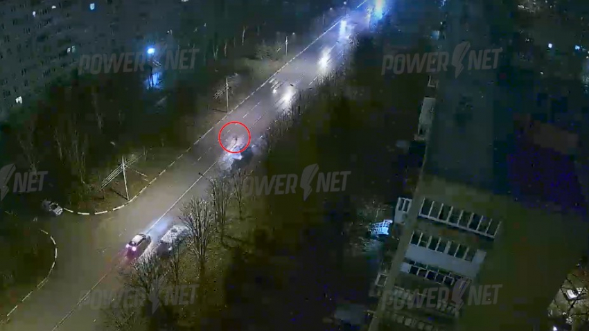 От удара отлетел на встречку: видео жуткой аварии с пешеходом в Волжском