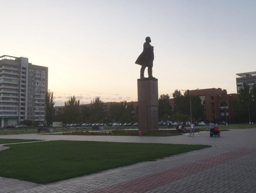 Строительные работы на площади Ленина решили закончить в октябре текущего года в Волжском