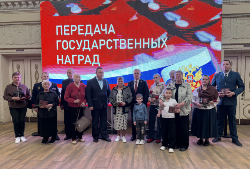 Память о героях: в Волжском передали государственные награды семьям погибших военнослужащих