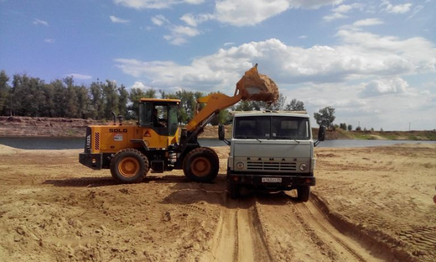 Предприятие из Волжского незаконно добыло 70 КамАЗов ценного песка