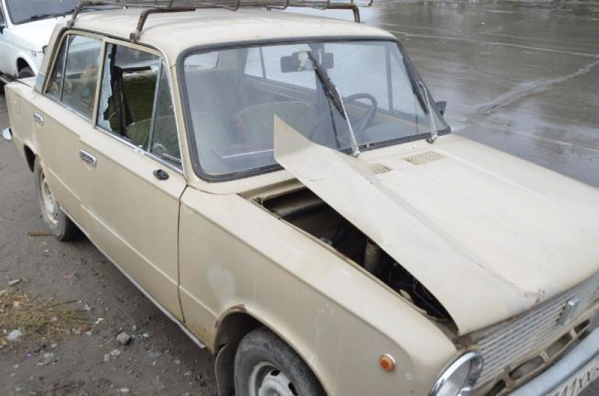 В Волжском над советским автопромом поиздевались вандалы и украли аккумулятор