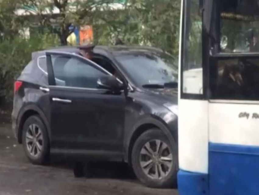 Иномарка поцеловала автобус на улице Энгельса в Волжском