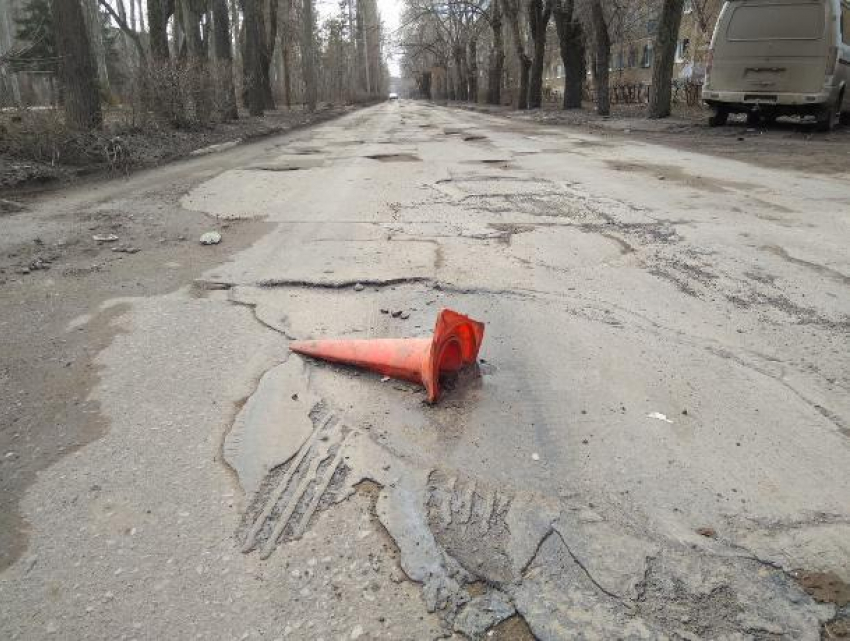 Рабочие похоронили дорожный конус в Волжском