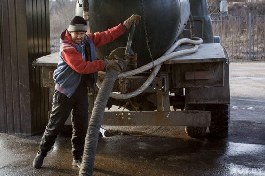 В Краснослободске ассенизаторы сливали зловонную жижу куда попало