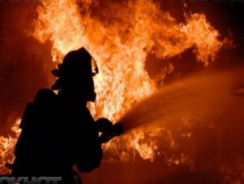 Телефонный кабель стал причиной пожара в многоэтажке в Волжском