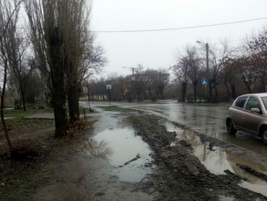 Шквал возмущений вызвало отсутствие тротуаров у школы №23 в Волжском 
