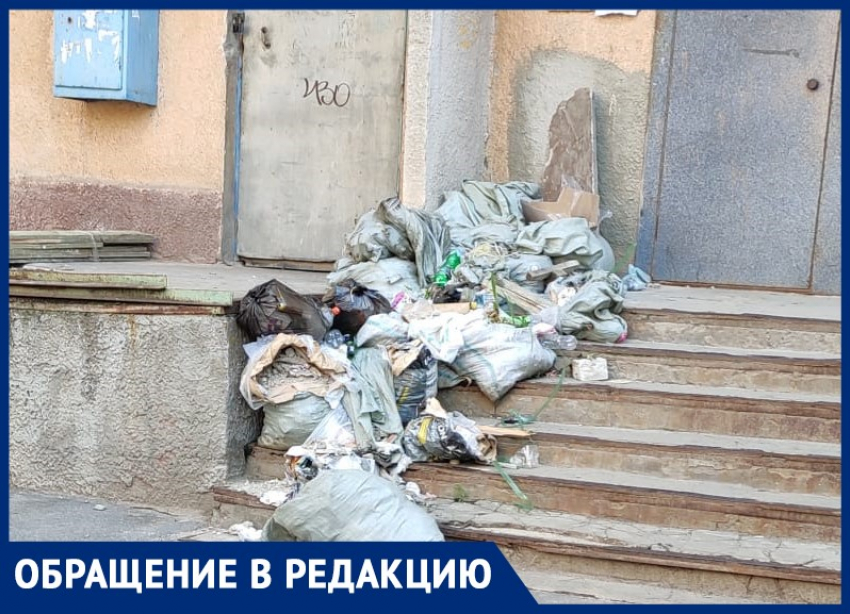 Куча мусора лежит у подъезда уже месяц: жители жалуются на захламление в Волжском