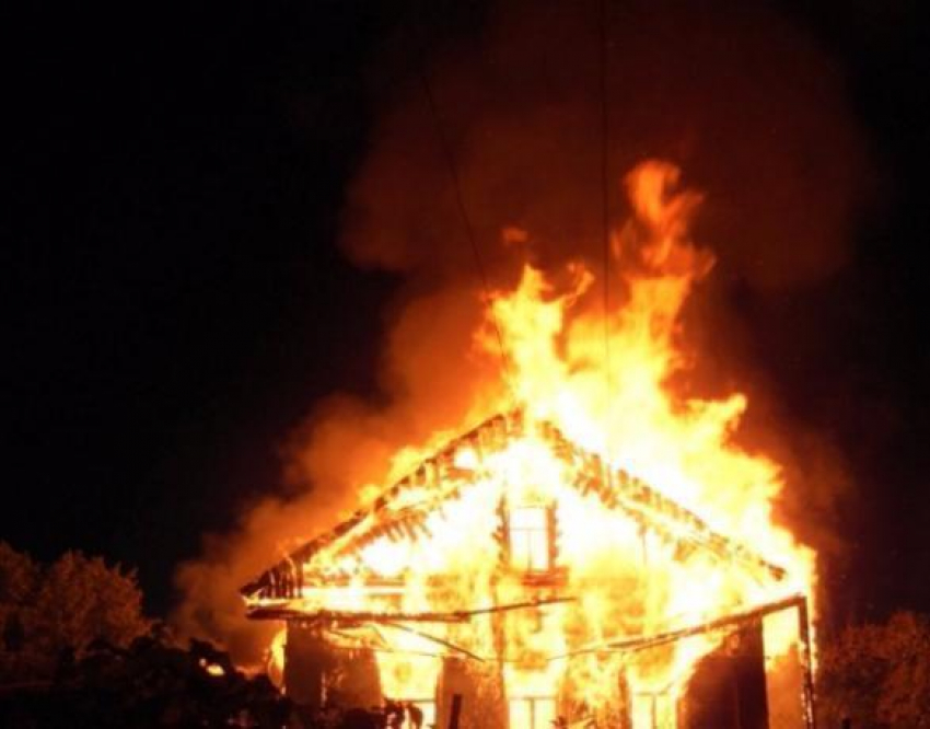 Недоброжелатели подожгли жилой дом под Волжским