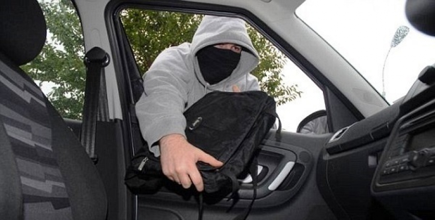 На юге Волгограда ограбили два автомобиля на 60 тысяч рублей