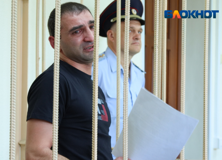 Григорян заплакал и попросил прощение у возлюбленной, которой едва не отрезал голову, на суде в Волжском