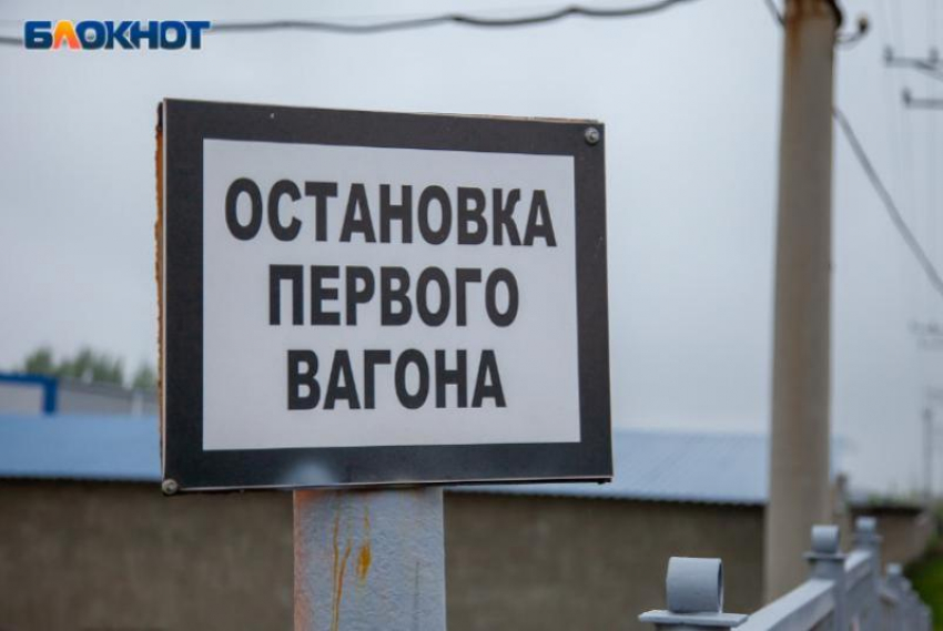 Смерть шла мимо: легковушка угодила под локомотив в Волгоградской области