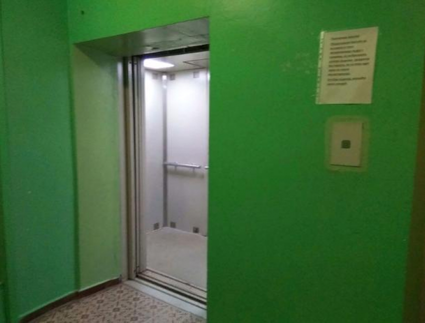 В многоэтажках Волжского меняют лифты