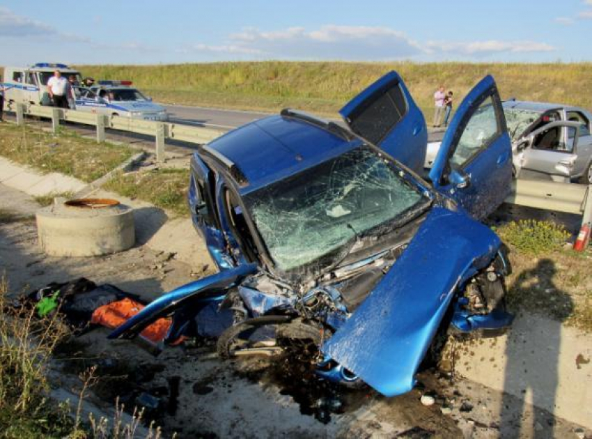 Три человека погибли в лобовом столкновении автомобилей на трассе