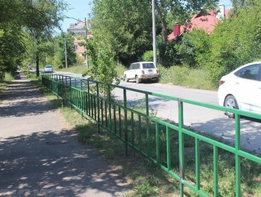 Власти города решили активно огородить проезжую часть от пешеходных тротуаров в Волжском