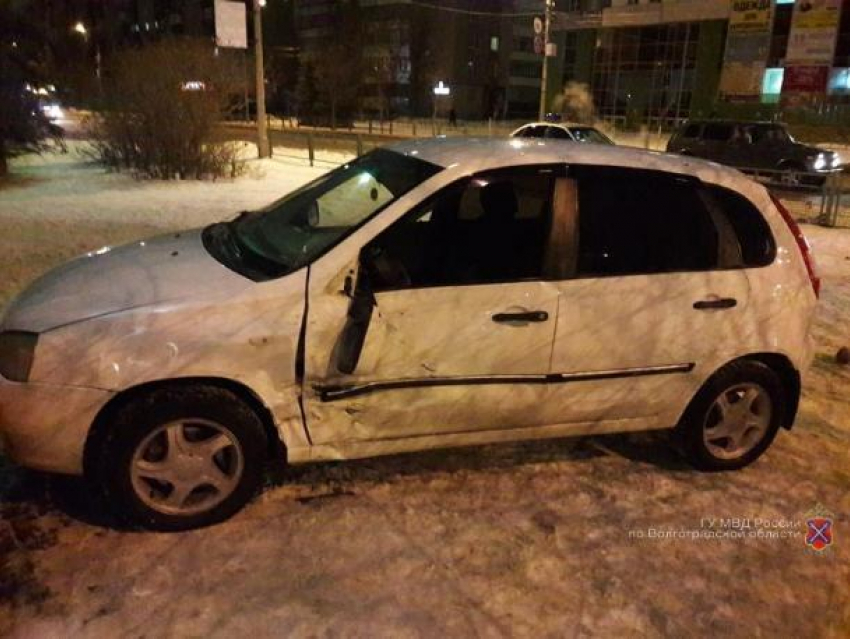 Автоледи с травмами доставлена в больницу Волжского