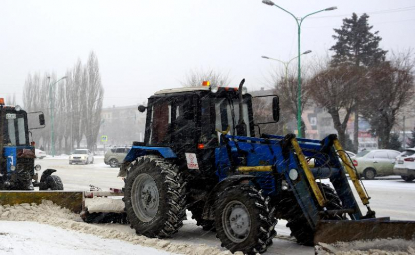 В Волжском стартовала обработка дорог против гололеда