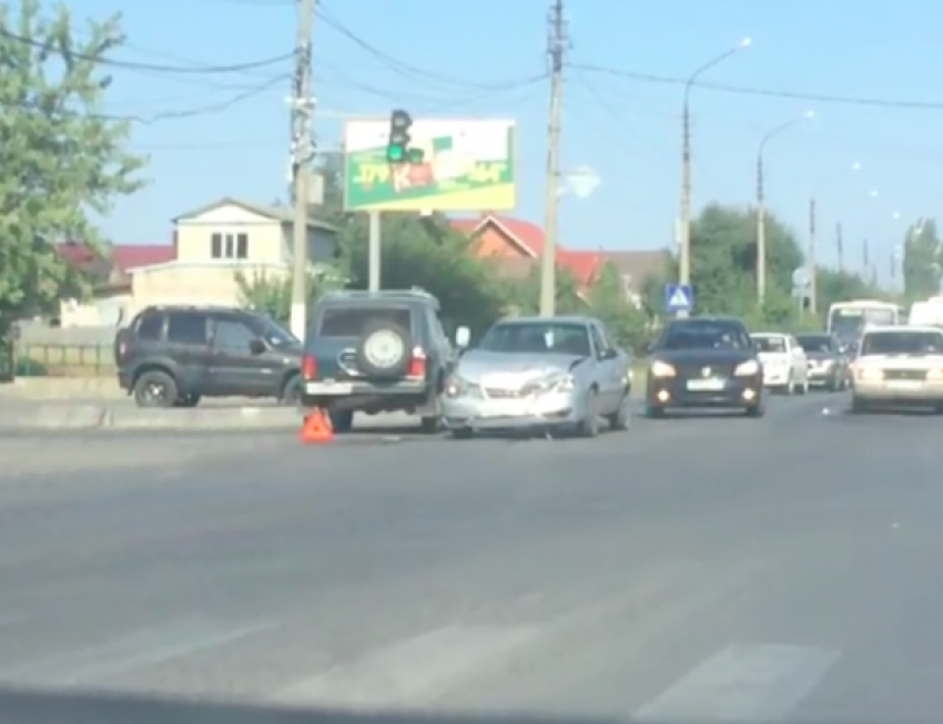 На оживленном перекрестке столкнулись две машины в Волжском