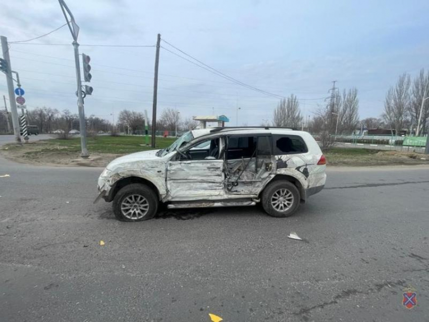 В Волжском лихач на внедорожнике пролетел на красный и встретился с фурой