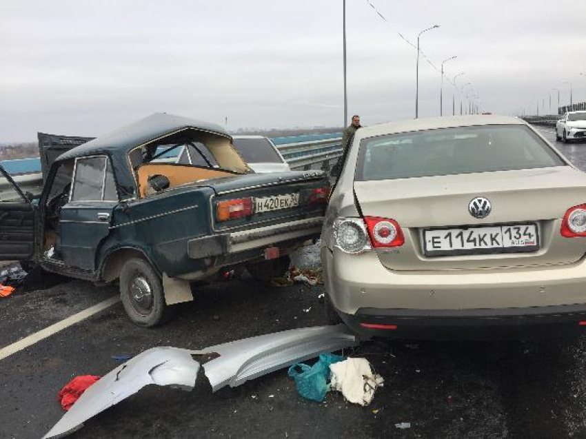 Момент трагического столкновения на мосту попал на камеру видеорегистратора