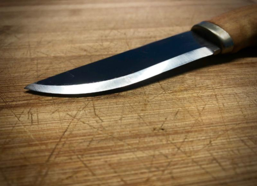 Недружелюбный волгоградец ударил гостя кухонным ножом в живот