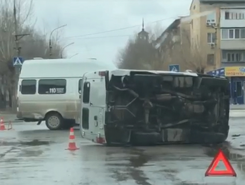 Маршрутка протаранила УАЗик в Волжском