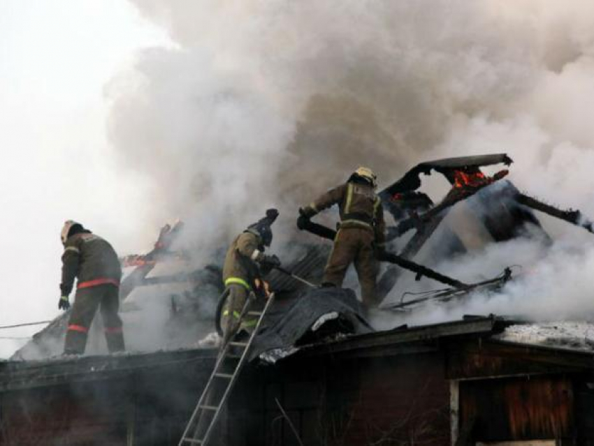 Огненная стихия уничтожила дачный домик в Волжском