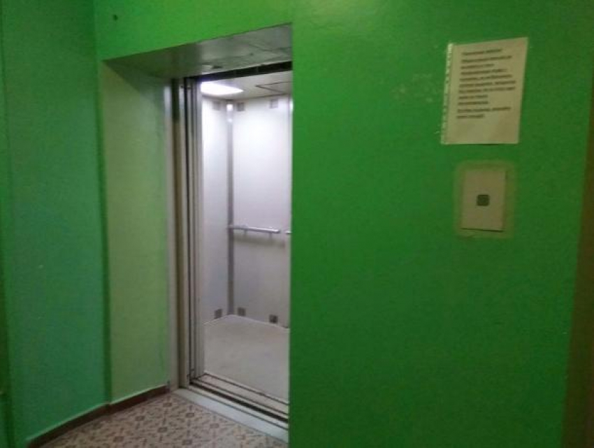 В Волжском решили заменить лифты в старых многоэтажках