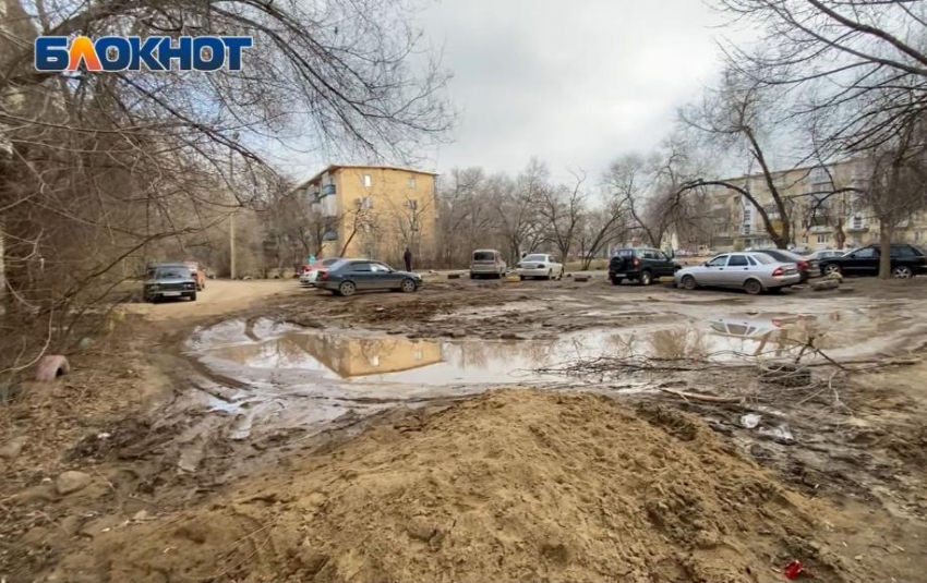 В грязное месиво превратились разбитые подчистую дороги в центре Волжского