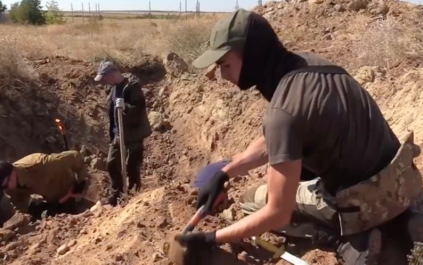 В Волгограде продолжаются раскопки на месте «Дулага-205»: поисковики подняли останки 14 бойцов
