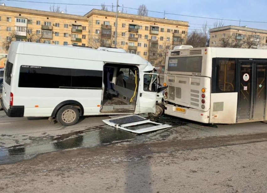 Маршрутка протаранила автобус: в аварии пострадали 5 волгоградцев