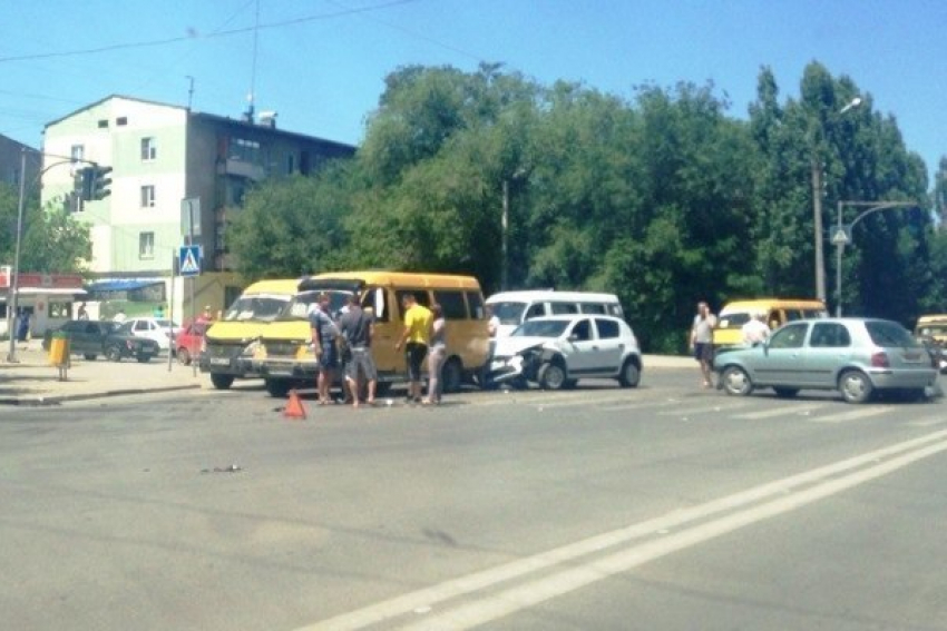 День России в Волжском начался тройным ДТП с маршруткой