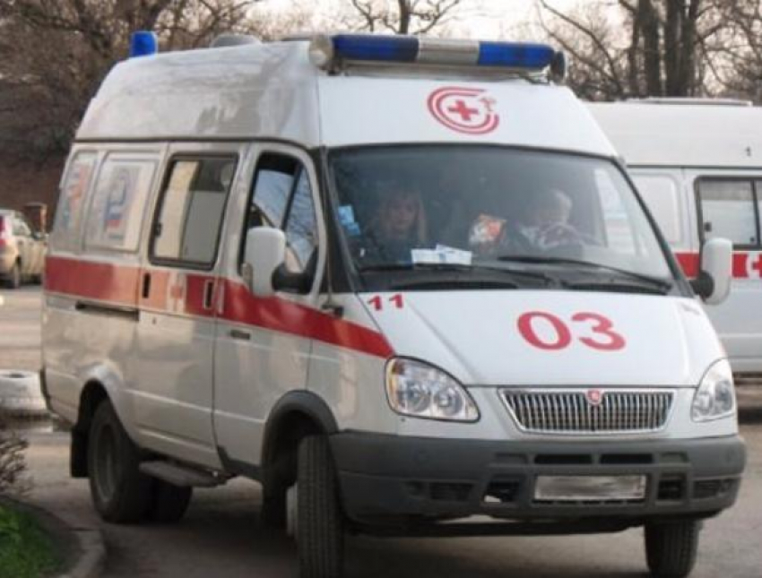 Восьмилетняя девочка и бабушка пострадали при столкновении легковушки и автобуса в Волжском