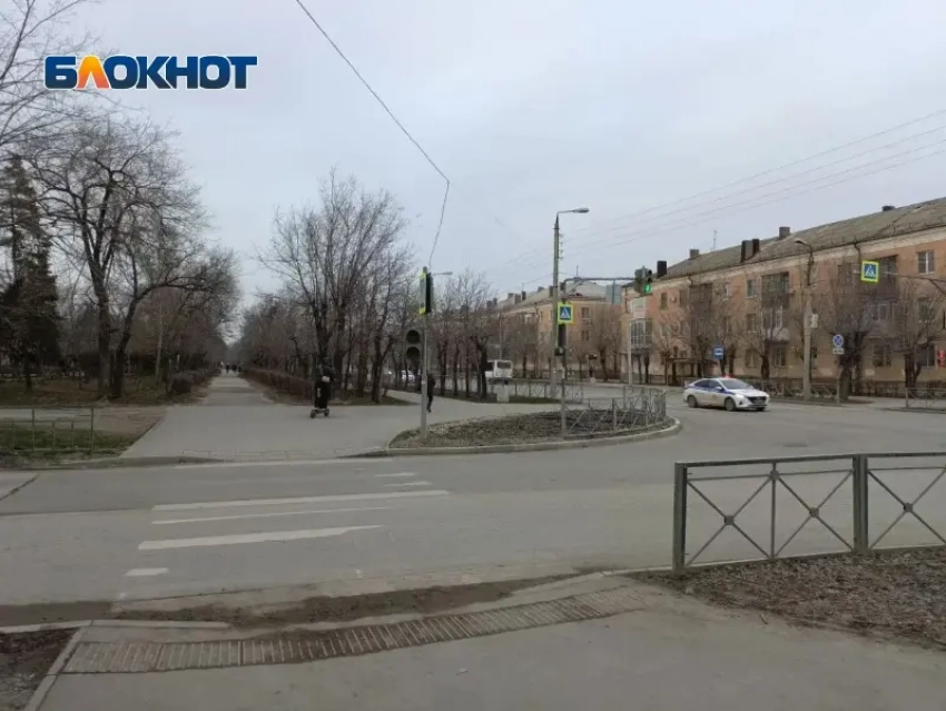 Кто будет отвечать за покалеченных детей? В Волжском на 2 месяца отключили светофор у школы