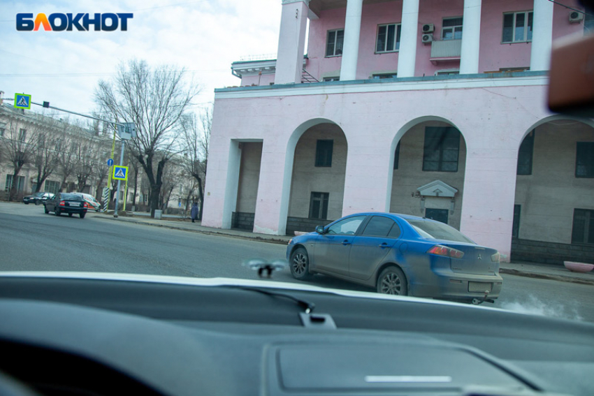 Брошенные автомобили эвакуируют из дворов Волжского