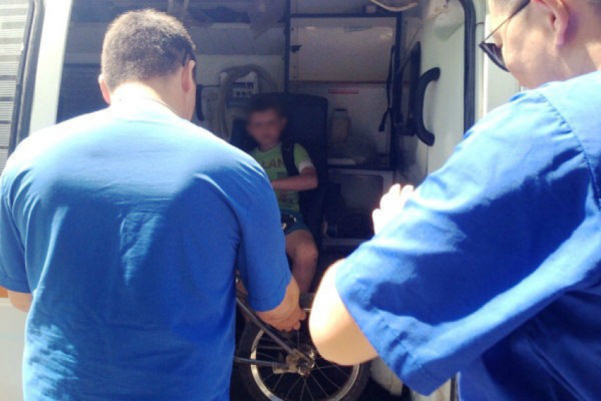 В старой части Волжского 11-летнего велосипедиста сбили на «зебре"