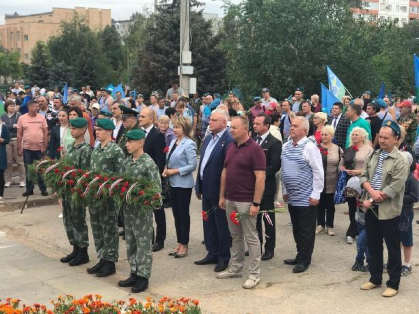 Волжане чтут память павших героев-десантников