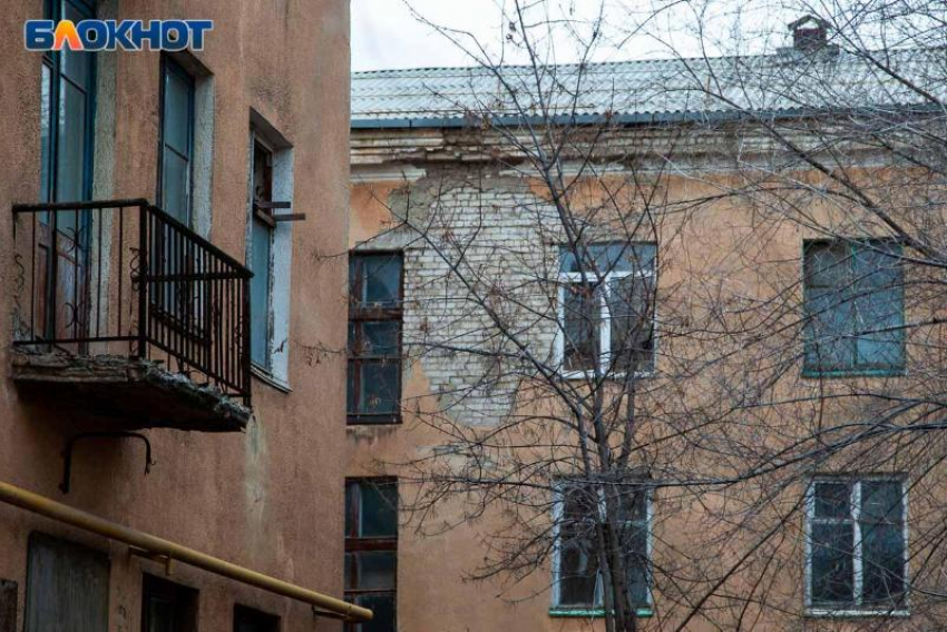 Мужчина выпал с балкона и разбился на глазах у дочери под Волгоградом