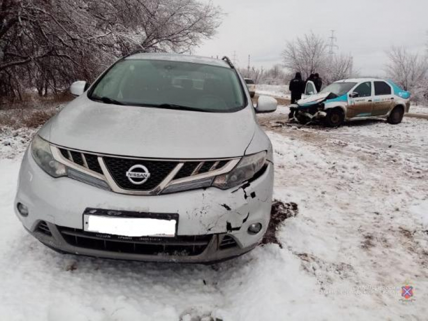 Пассажир Renault пострадал во встречном столкновении в Волжском