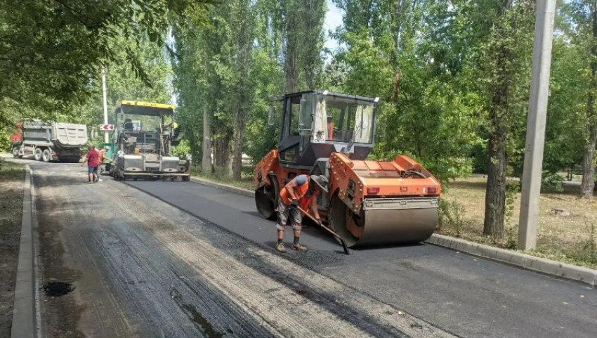 В Волжском ремонтируют дороги и усиливают безопасность возле школ и поликлиник